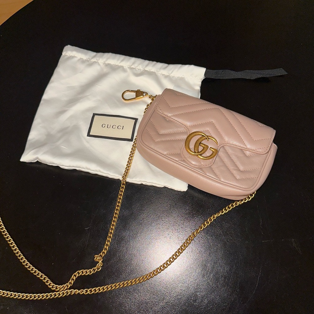 Like new! Gucci GG Marmont Super Mini bag.